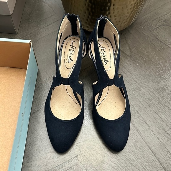 LIFESTRIDE Giovanna 2 Pumps (WIDE) - Picture 6 of 9